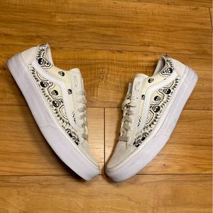 Vans Old Skool Bandana Skulls Black & White in Size 8.5 Women’s & 7 Men’s
